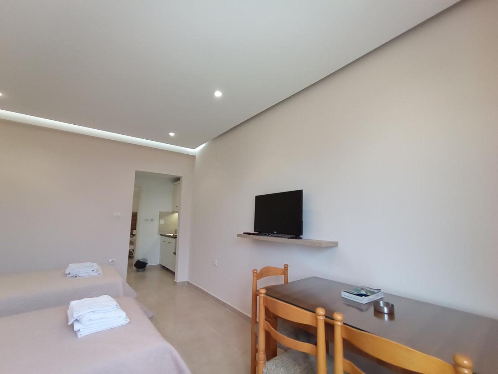 Achilles Apartments Sarandë エクステリア 写真