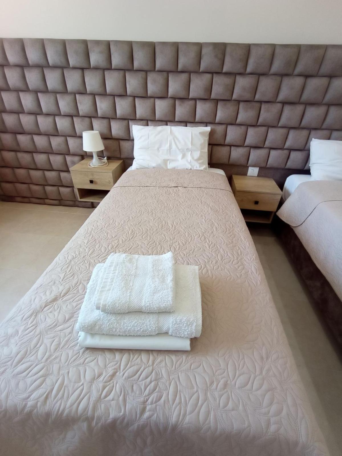 Achilles Apartments Sarandë エクステリア 写真