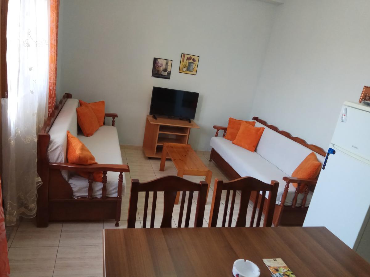 Achilles Apartments Sarandë エクステリア 写真